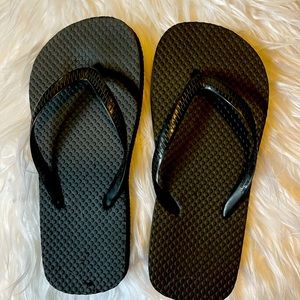 Black flip flops, unisex